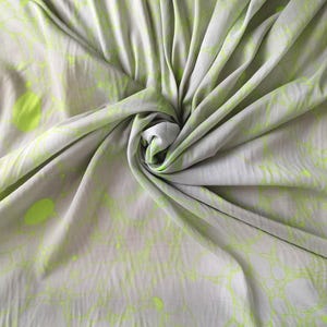 Tissu voile de coton imprimé au mètre – Gris, vert et jaune – Tissu créateur upcyclé – Motif abstrait – Coton léger – Couture durable