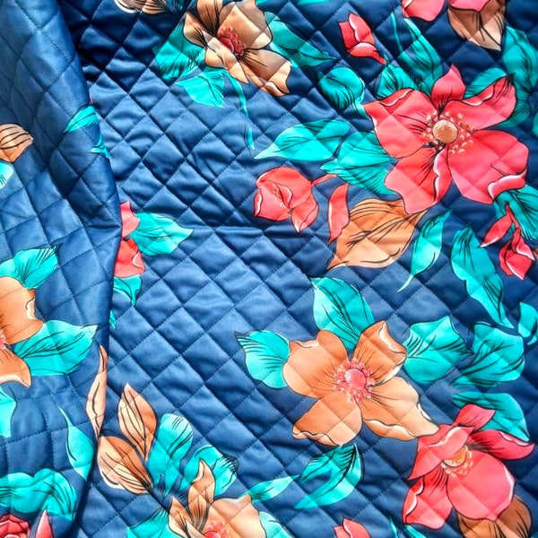 COUPON TISSU matelassé bleu, motif fleurs. Tissu veste, bombers...