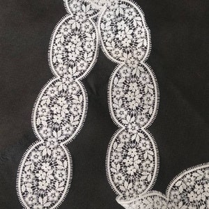 Galon de Dentelle Ancienne en Coton Blanc Cassé - Vendue au Mètre, Idéale pour Couture, Décoration, DIY