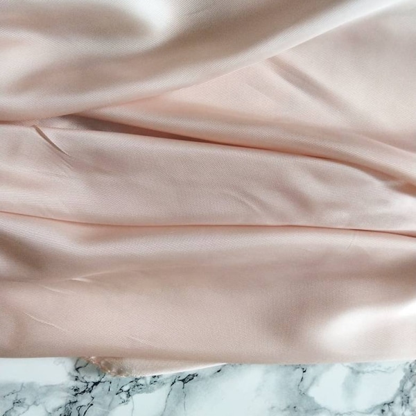 Tissu luxe. Twill de soie rose pâle. Tissu fluide et léger au mètre. Couture