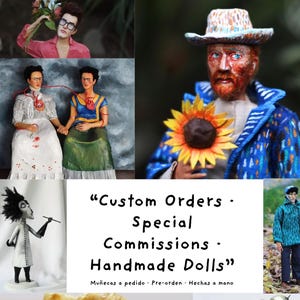 Puede incluir: Un collage de muñecas hechas a mano, incluyendo una figura sosteniendo un girasol, una muñeca de Marilyn Monroe con un vestido rojo y una figura con cabeza de pájaro. El texto dice "Custom Orders, Special Commissions, Handmade Dolls."
