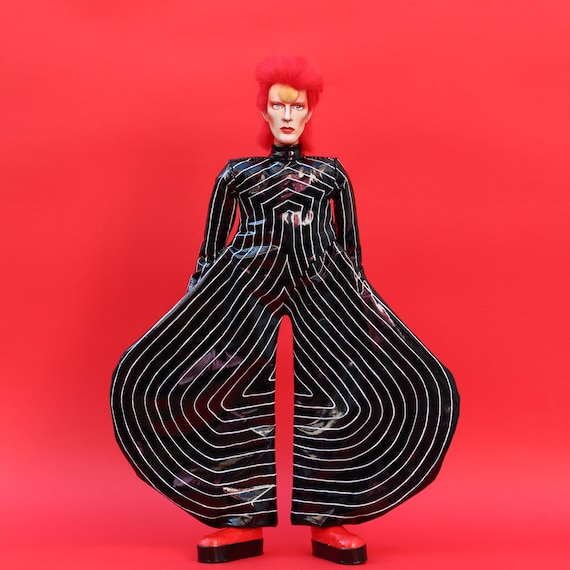 山本寛斎のコスチュームを着たデヴィッド・ボウイのアートドール