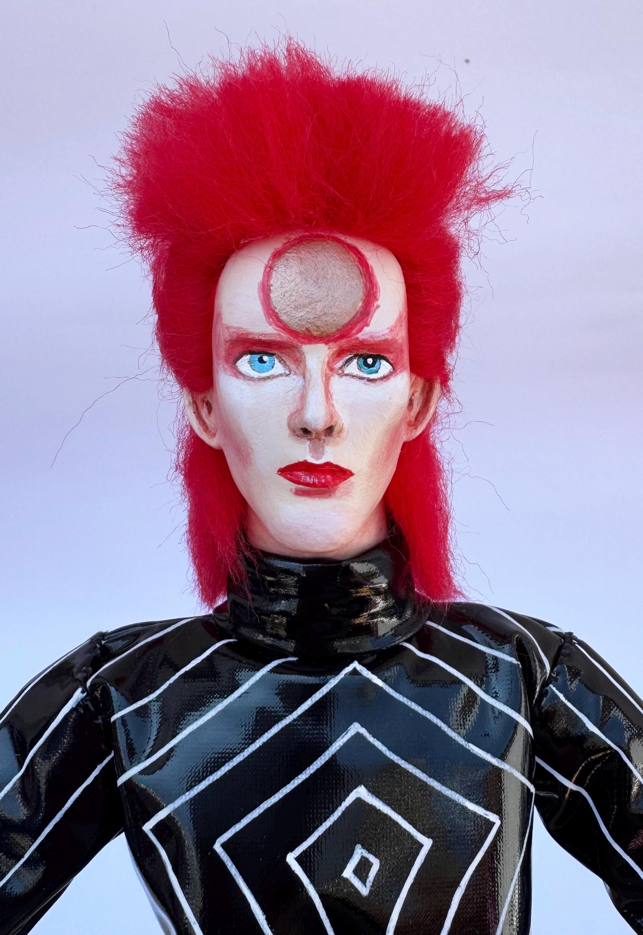 山本寛斎のコスチュームを着たデヴィッド・ボウイのアートドール