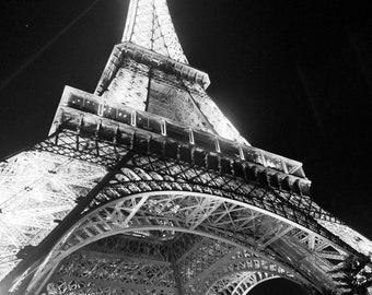 Black and White Photography - The Eiffle Tower, Paris France - Le Tour