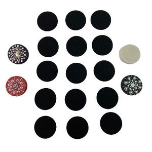 Op de afbeelding: Een set van 15 zwarte viltcirkel, 3 witte viltcirkel en 2 decoratieve cirkels met een mandala-ontwerp. De mandala-cirkels zijn een rode en een paarse.