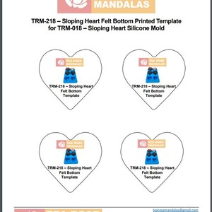 Puede incluir: Una plantilla imprimible para un fondo de fieltro para un molde de silicona en forma de corazón. La plantilla está etiquetada como "TRM-218 - Plantilla de fondo de fieltro para corazón inclinado" y está diseñada para usarse con el "TRM-018 - Molde de silicona para corazón inclinado". La imagen muestra cuatro ejemplos de la plantilla, cada uno con un fondo de fieltro de un color diferente.