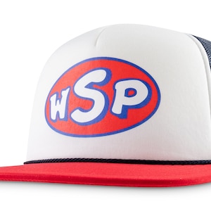 Peut inclure: Casquette de camionneur blanche avec un logo ovale rouge et bleu qui dit "WSP" dans une police de caractères de dessin animé.