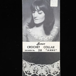 Puede incluir: Un folleto vintage de patrón de ganchillo en blanco y negro para un cuello de ganchillo llamado "Anne" de Semco. El número de patrón es 284. El folleto presenta una foto de una mujer usando el cuello.