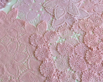 Tapete de encaje de ganchillo vintage colorido en rosa shabby chic