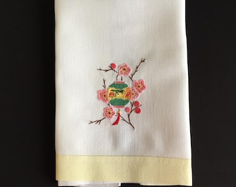 Vintage handgeborduurde en geappliceerde thee- of gastendoek