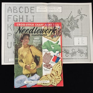 Op de afbeelding: Een vintage nummer van het tijdschrift Needlework Illustrated met een vrouw die een gele gebreide trui draagt en een bos bloemen vasthoudt. De omslag van het tijdschrift bevat ook een kruissteekdiagram voor een vlinderontwerp.