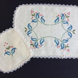 Set di 2 tovagliette americane e centrini in lino beige con stampa vintage australiana e bordo in pizzo di cotone. Da ricamare o da usare così com'è.