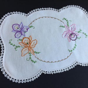 Vintage Hand Embroidered Tray Cloth Doily Breakfast Placemat Table Centrepiece with Narcissus Flowers Design. Farmhouse Kitchen Decor