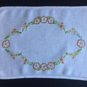 Handbroderad traditionell frukosttablett/bordsdekoration i linne med blommönster, vintagestil