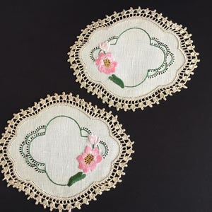Può includere: Una tazza di ceramica bianca con manico nero e la scritta "But First, Coffee" in grassetto nero. La tazza è posta su uno sfondo neutro, evidenziando il suo design semplice.