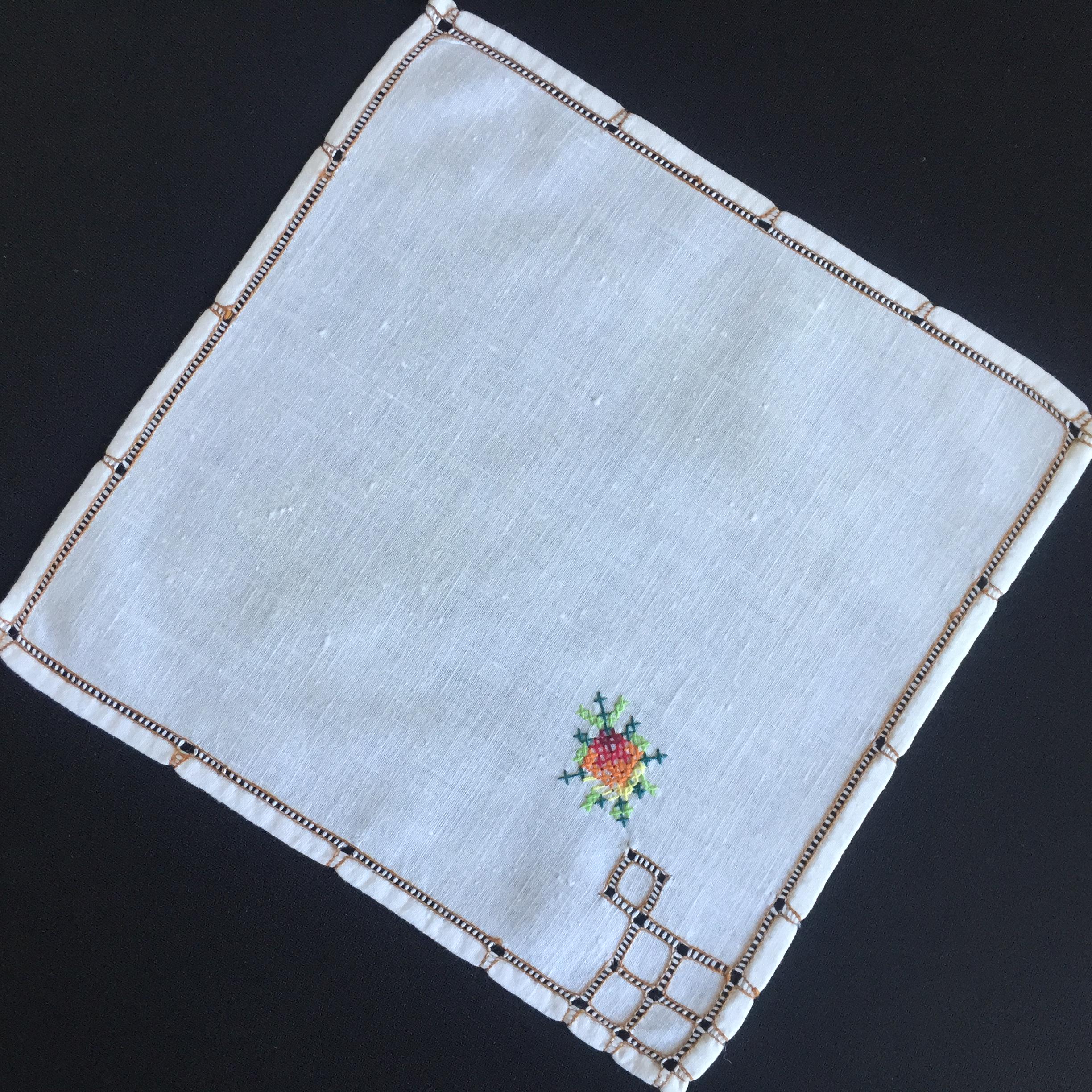 小さなヴィンテージの手刺繍入りアイリッシュリネン布ナプキン。花柄 
