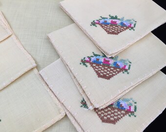 刺繍入りリネンテーブルクロスナプキンとカクテルナプキンセット
