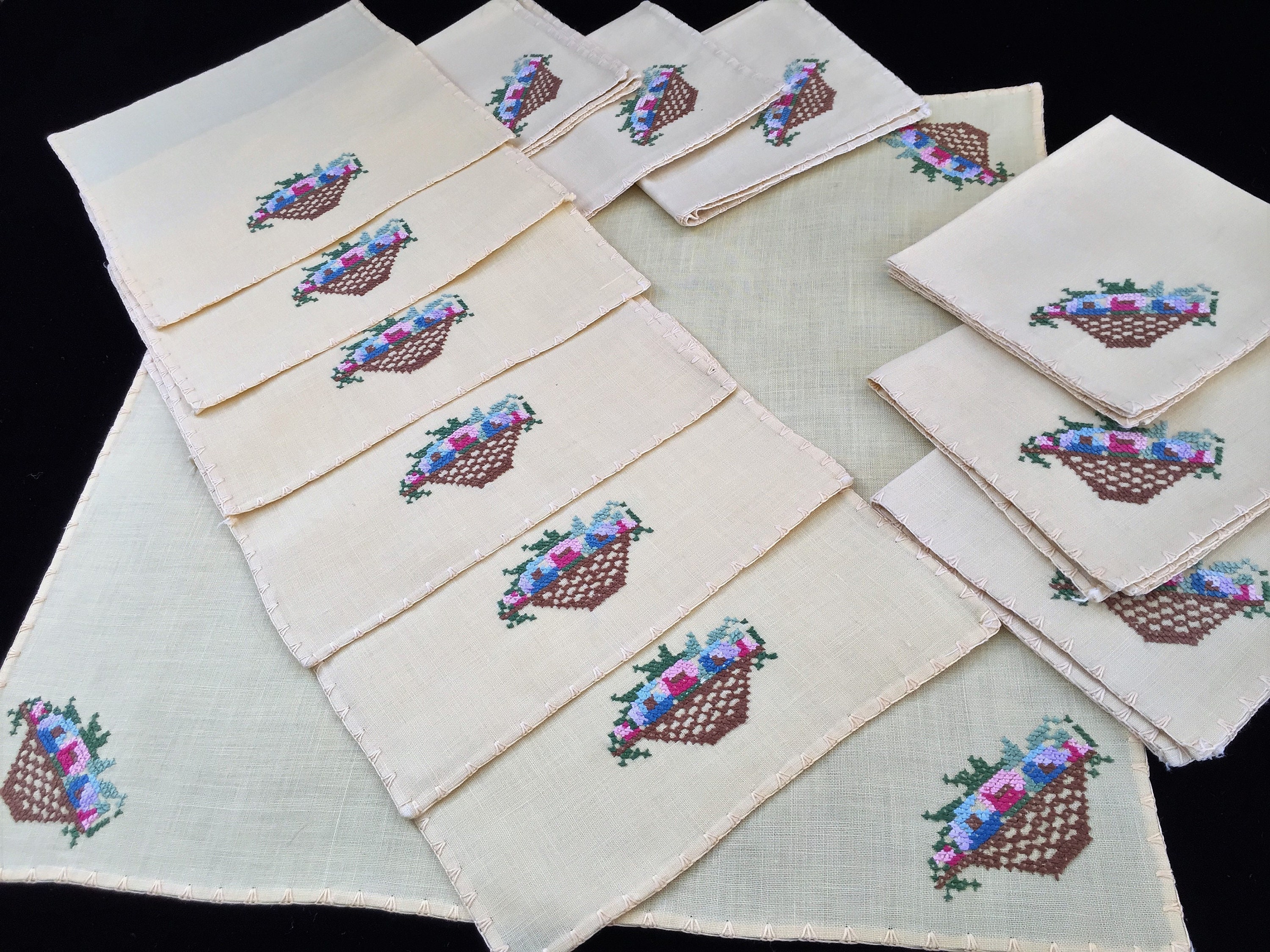 新品　刺繍テーブルクロス　ナプキン4枚 刺繍入りリネンテーブルクロスナプキンとカクテルナプキンセット