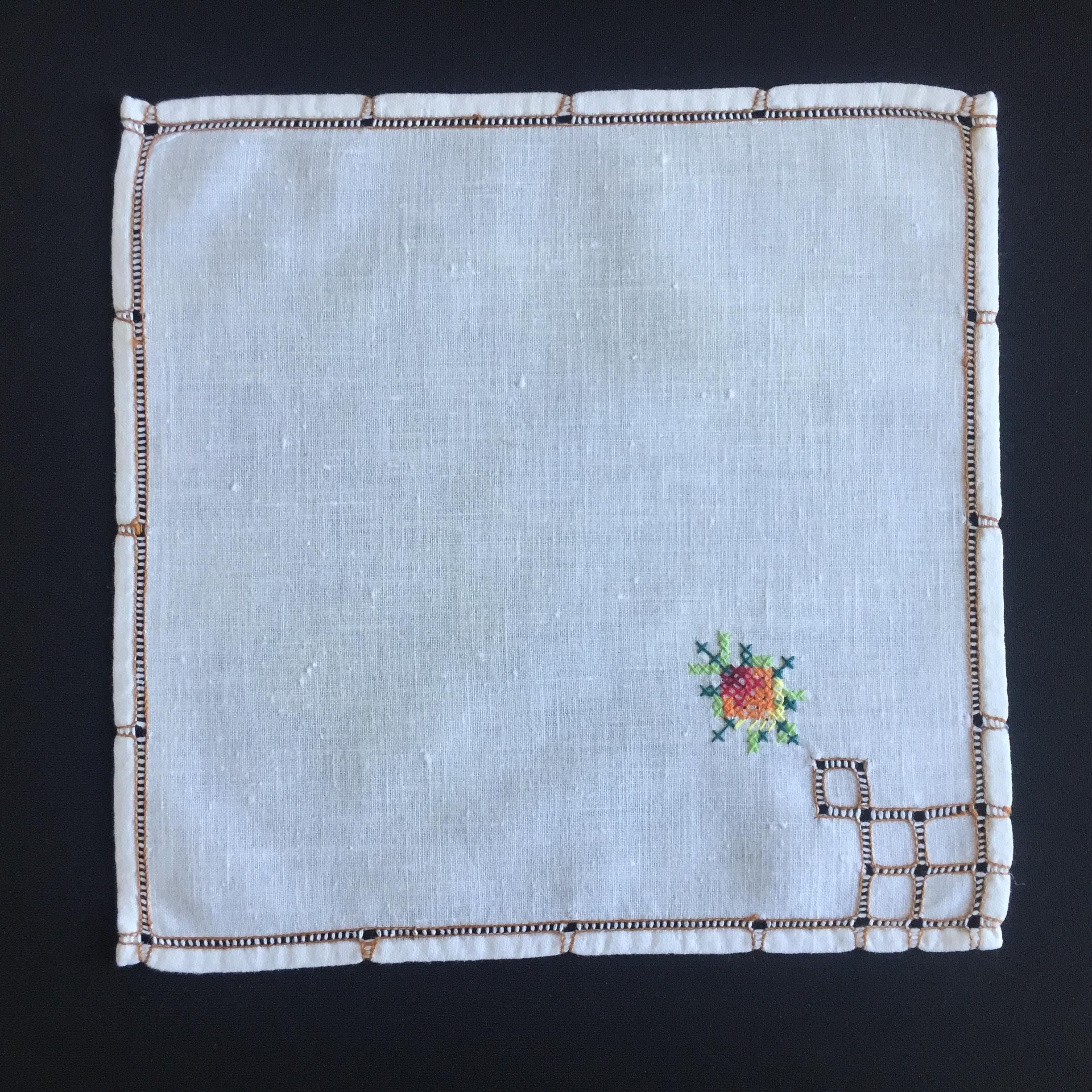 ビンテージ アイリッシュ リネン ナプキン 手刺繍 デッドストック 小さなヴィンテージの手刺繍入りアイリッシュリネン布ナプキン。花柄