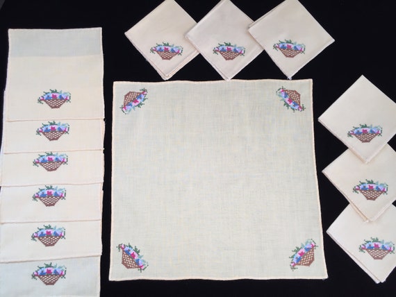 刺繍入りリネンテーブルクロスナプキンとカクテルナプキンセット