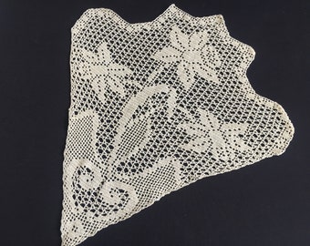 Cream/Ivory Coloured Filet Crochet Lace Triangle Panel with Daffodils Design