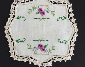 Vintage Hand bestickt Floral Sammler Deckchen mit Häkelborte