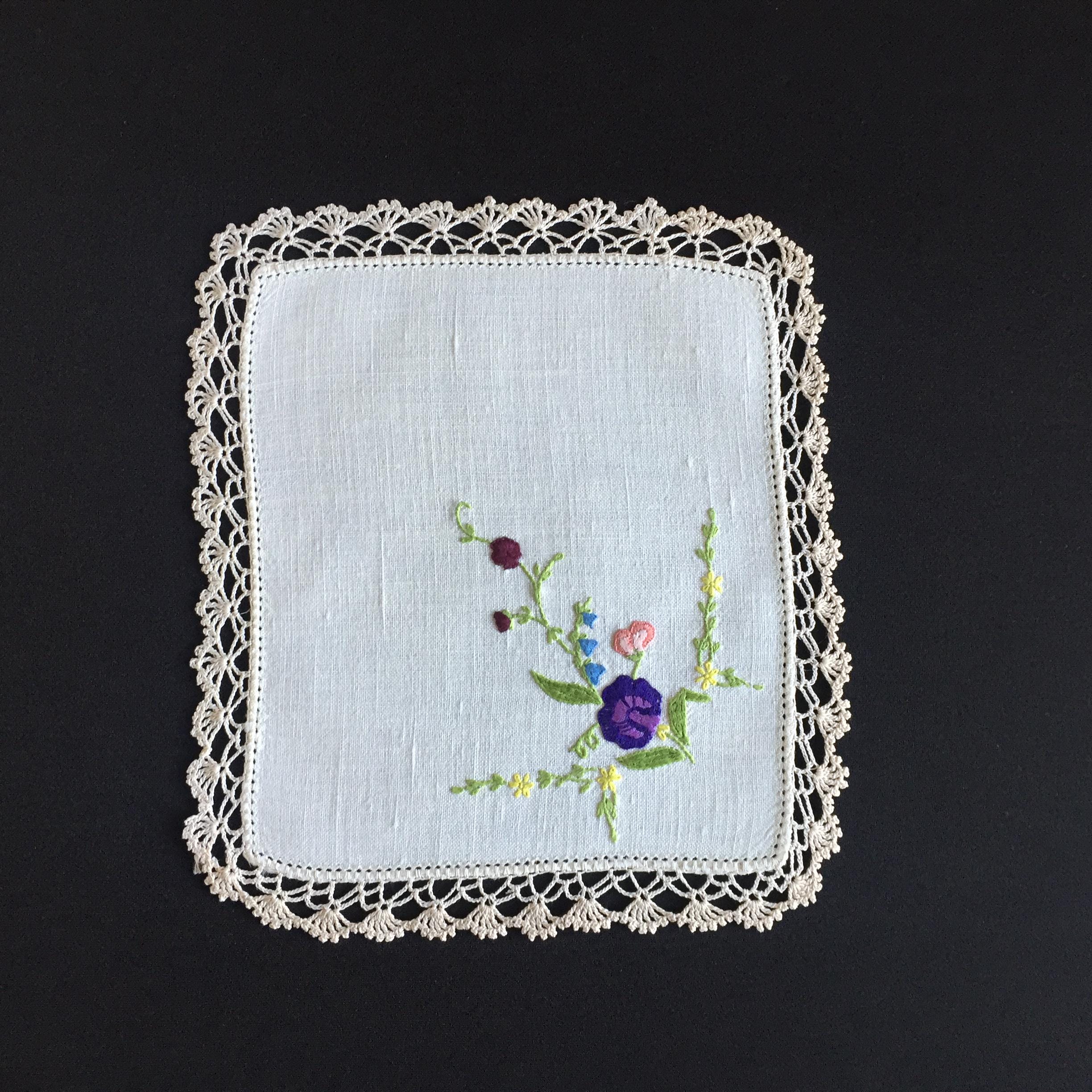 ヴィンテージの手刺繍入り、コレクターズアイテムのリネンドイリー