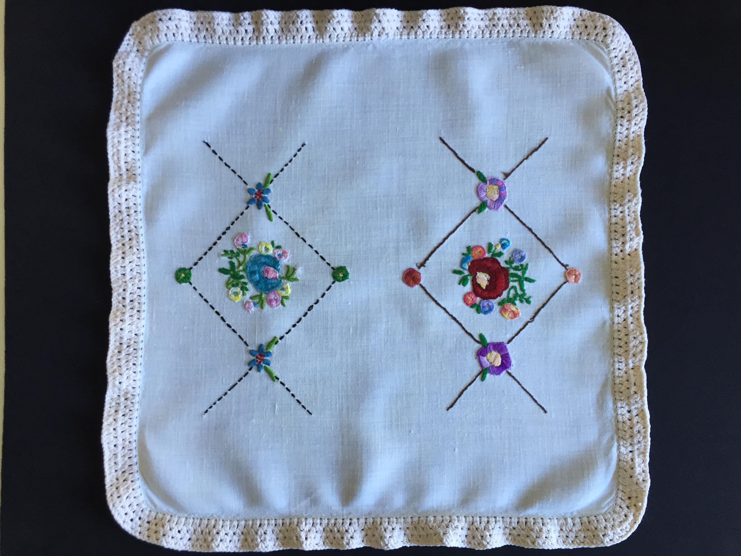 vintage刺繍リネンテーブルクロス　アンティークローズ刺繍 テーブルクロス 小さな17インチのヴィンテージ手刺繍のピュアリネンテーブルクロス