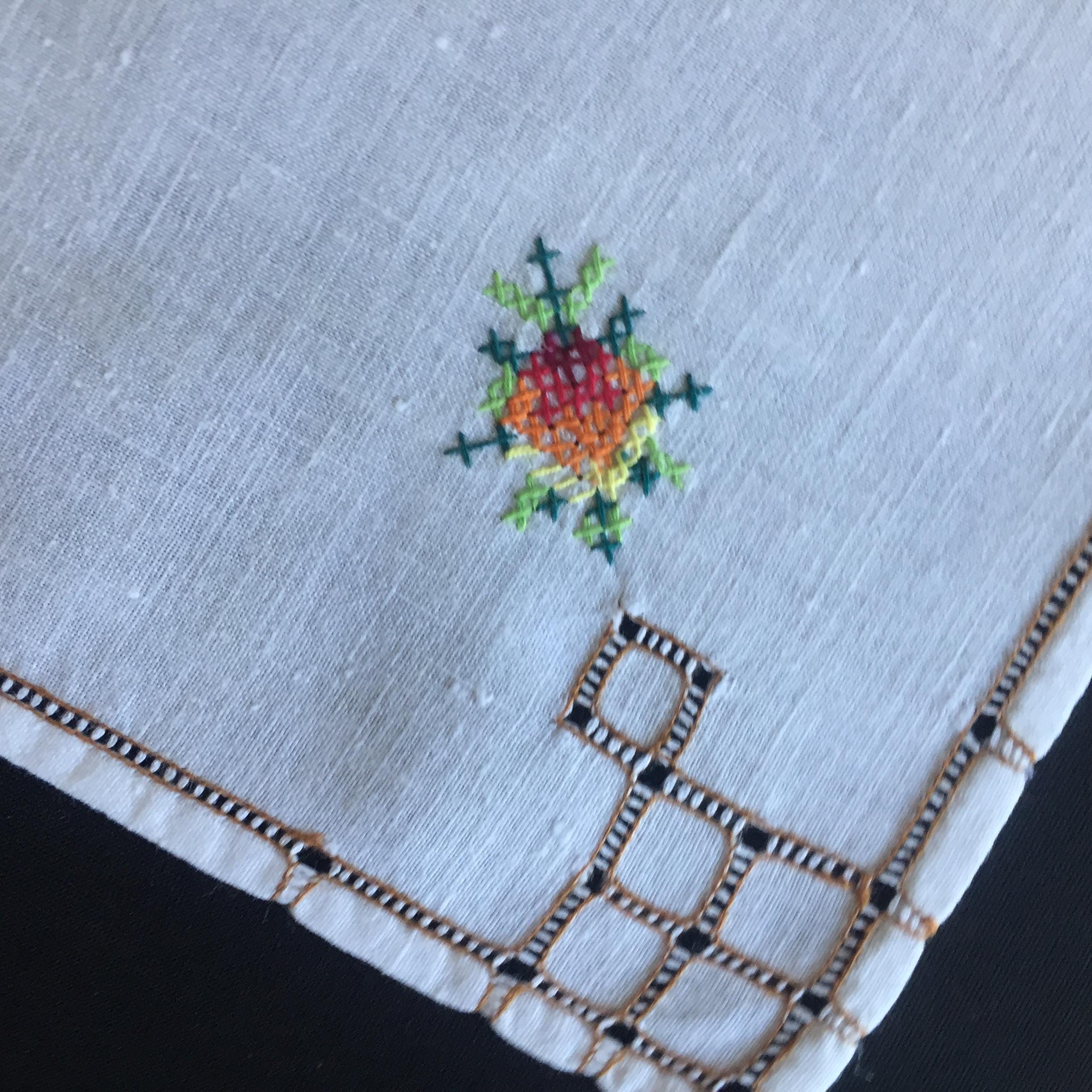 小さなヴィンテージの手刺繍入りアイリッシュリネン布ナプキン。花柄 