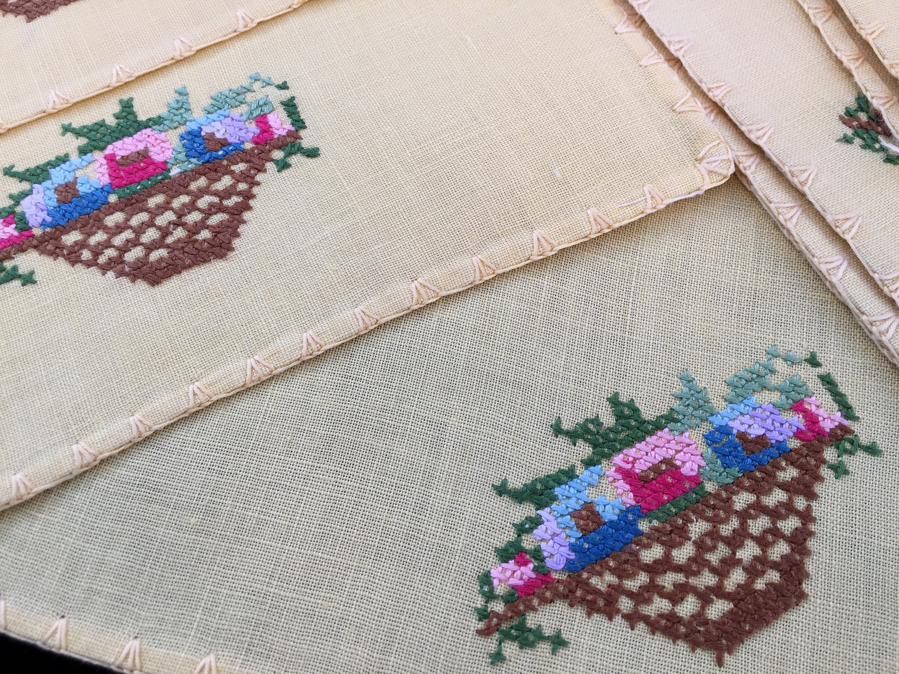 刺繍入りリネンテーブルクロスナプキンとカクテルナプキンセット