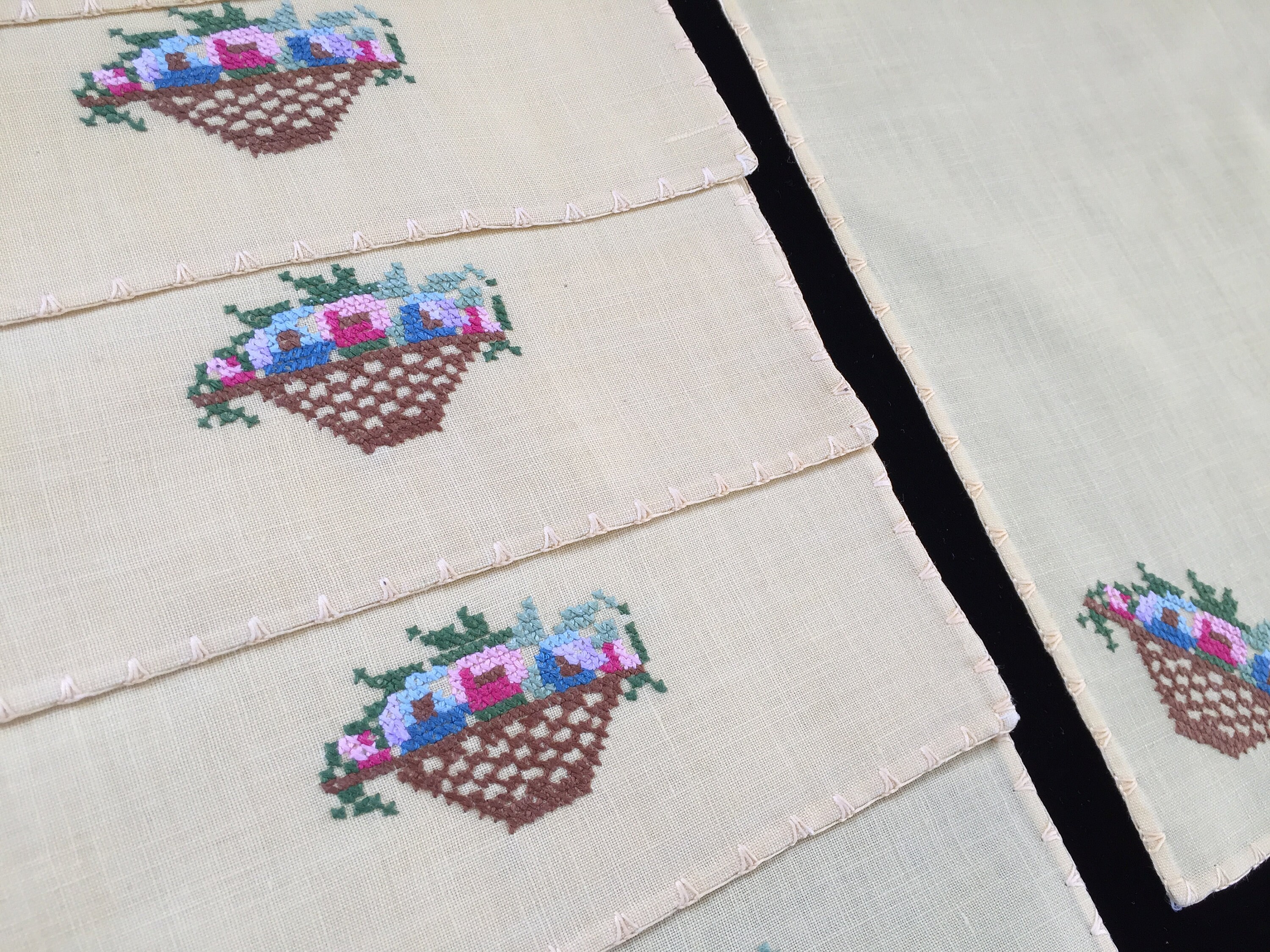 刺繍入りリネンテーブルクロスナプキンとカクテルナプキンセット