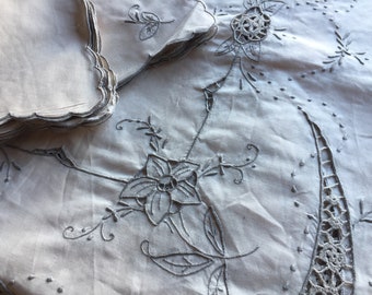 Hand Embroidered Ivory Linen Tablecloth with Crocheted Lace Detail and 8 UNUSED Vintage Napkins