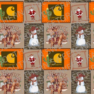 以下が含まれることがあります： クリスマスをテーマにした画像が繰り返されるパターン。カウボーイが馬に乗っている姿、雪だるま、サンタクロース、Carharttのロゴが含まれています。オレンジ、茶色、タンの色使いです。