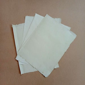 Set von 5 echten alten blanko kunstvollen großen handgemachten Blankopapieren (OP806) zum Skizzieren, Zeichnen und Künstlerischen Gebrauch, alte Vintage Papiere