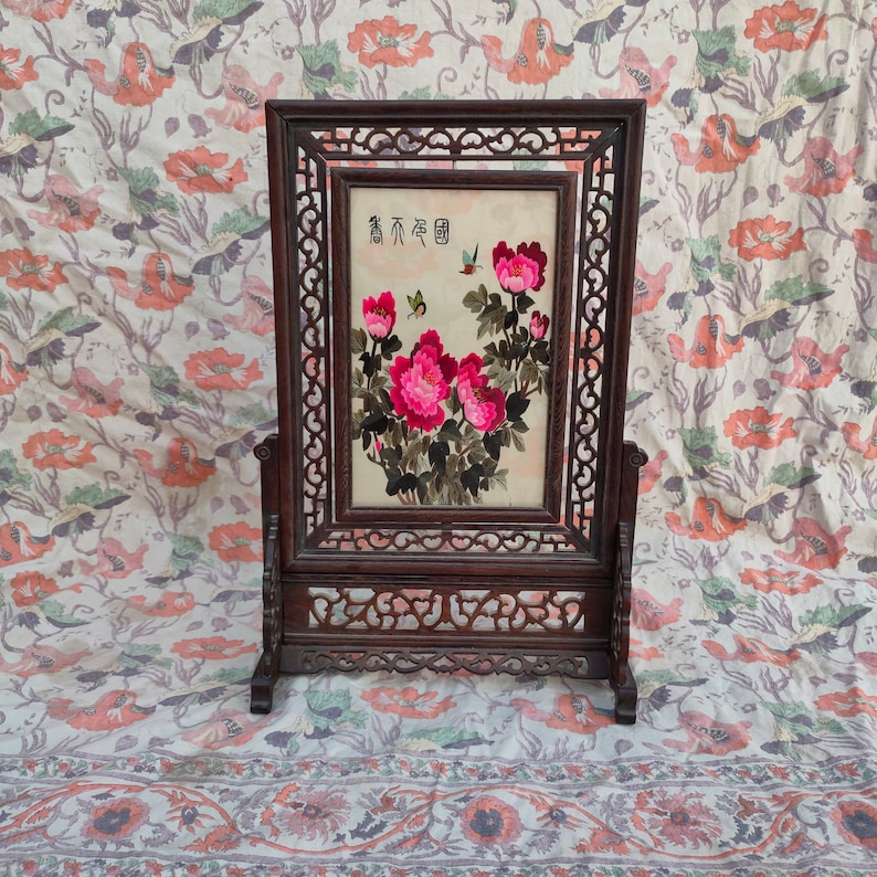 Chinese Hand Embroidered Art with Wooden Panel From 1980s, Tabl Chinese Hand Embroidered Art with Wooden Panel From 1980s, Tabl