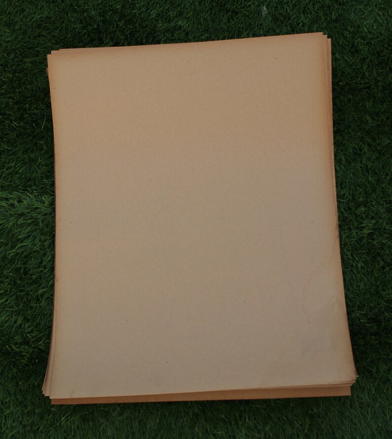 Op de afbeelding: Een stapel lichtbruine vellen papier met een licht ruwe textuur.