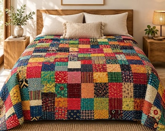 Puede incluir: Una colcha de patchwork que presenta una vibrante variedad de cuadrados de tela multicolores con diversos patrones florales, geométricos y de rayas. La colcha está cosida con una cuadrícula visible de hilo blanco fino, creando un aspecto acolchado.