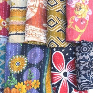Tessuto Kantha vintage, quarti di grasso, ritagli, piccole toppe, quarti di grasso, ritagli di trapunte di cotone, resti per tutti