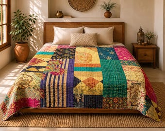 Puede incluir: Una colcha de patchwork que presenta una variedad de paneles de tela rectangulares y cuadrados en colores vibrantes como verde azulado, magenta, amarillo y azul profundo. La colcha muestra diversos patrones como rayas y motivos florales.