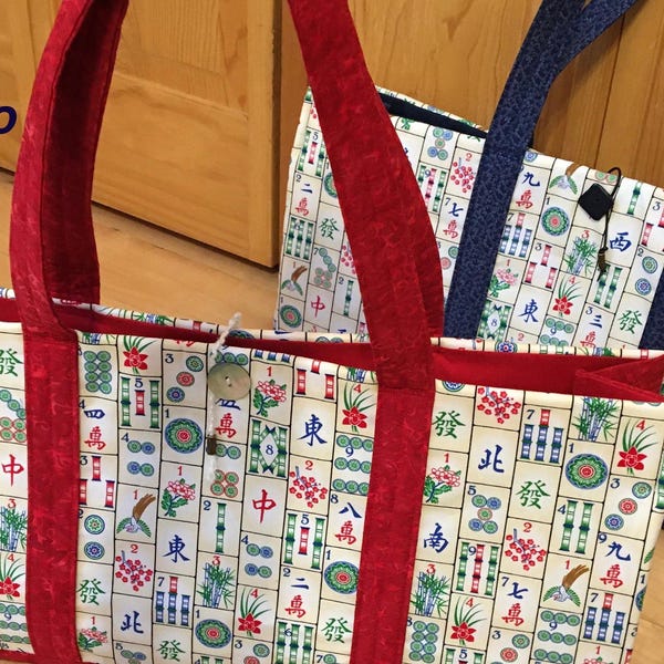 Bolsas y fundas para Mahjongg: bolso tote, bolsa larga con cremallera, bandeja para fichas, fundas para rack y monederos. Consulta los precios en el menú desplegable "Estilo".