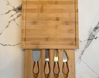 Tabla de quesos de bambú personalizada con cuchillos – Tabla de quesos cuadrada grabada a medida – Regalo de boda, inauguración de casa y aniversario