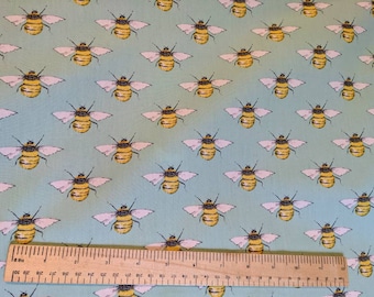 Rose et abeilles, sur tissu en popeline de coton vert pâle