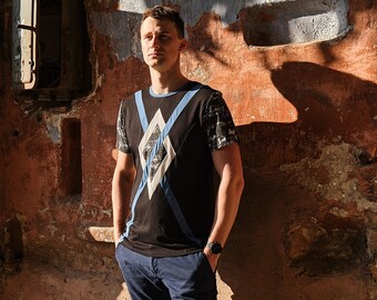 Upcycled men's t-shirt. Patchwork. Handmade. Black. White. Blue. Geometric. Viscose jersey. Casual streetwear. Size XL