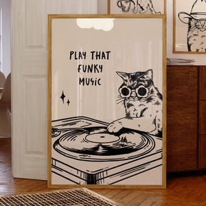 Può includere: Tre stampe artistiche incorniciate con gatti. La stampa più grande mostra un gatto con gli occhiali, che utilizza un giradischi, con il testo "PLAY THAT FUNKY MUSIC". Due stampe più piccole raffigurano gatti con la scritta "MEOWDY" e un gatto con una tazza di caffè.