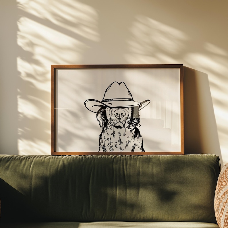Puede incluir: Un dibujo en blanco y negro de un perro con un sombrero de vaquero. El perro est&aacute; mirando directamente al espectador. La imagen est&aacute; enmarcada en un marco de madera marr&oacute;n.