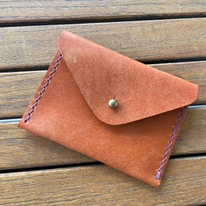 Hecho a mano de color camello, billetera de tarjetas de cuero cosido a mano, medidas aprox 5.5 "x3.75", minimalista