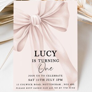 Invitación de primer cumpleaños con lazo rosa para niñas, imprimible, editable, tarjeta de fiesta en color rubor suave, descarga para primer cumpleaños, plantilla para niña bebé P21