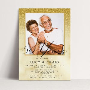 Op de afbeelding: Een goudkleurige uitnodigingskaart met een foto van een ouder echtpaar. De kaart kondigt "50 jaar" aan voor Lucy & Craig, met evenementdetails zoals datum, tijd en locatie. Het thema van het feest is "Black Tie".