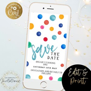 以下が含まれることがあります： 電話の画面のモックアップが付いたカラフルな「Save the Date」カード。カードは、青い水彩画の背景に白い「Save the Date」の文字が書かれています。カードには、カラフルなコンフェッティのパターンと、「Oscar's turning one, Saturday 16th May, Invitation and details to follow.」の文字も書かれています。
