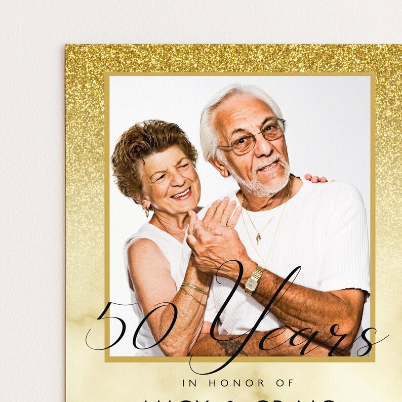Op de afbeelding: Een gouden 50e verjaardag uitnodigingskaart. De kaart toont een foto van een ouder echtpaar, met de woorden "50 Years" in elegant schrift. De achtergrond heeft een goud glitter effect.